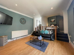 The Den - Cozy Studio Apartment